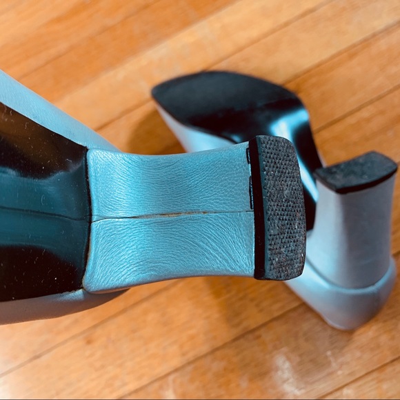 Manel’s silver Mary Jane shoes - Picture 7 of 8